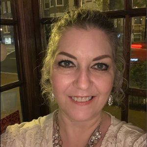 Meet your Posher, Debi